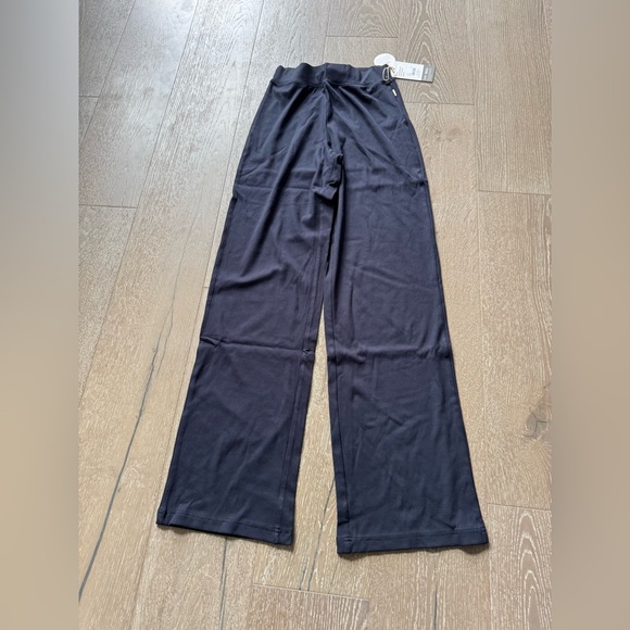 Vuori pose pants in black - Picture 8 of 16